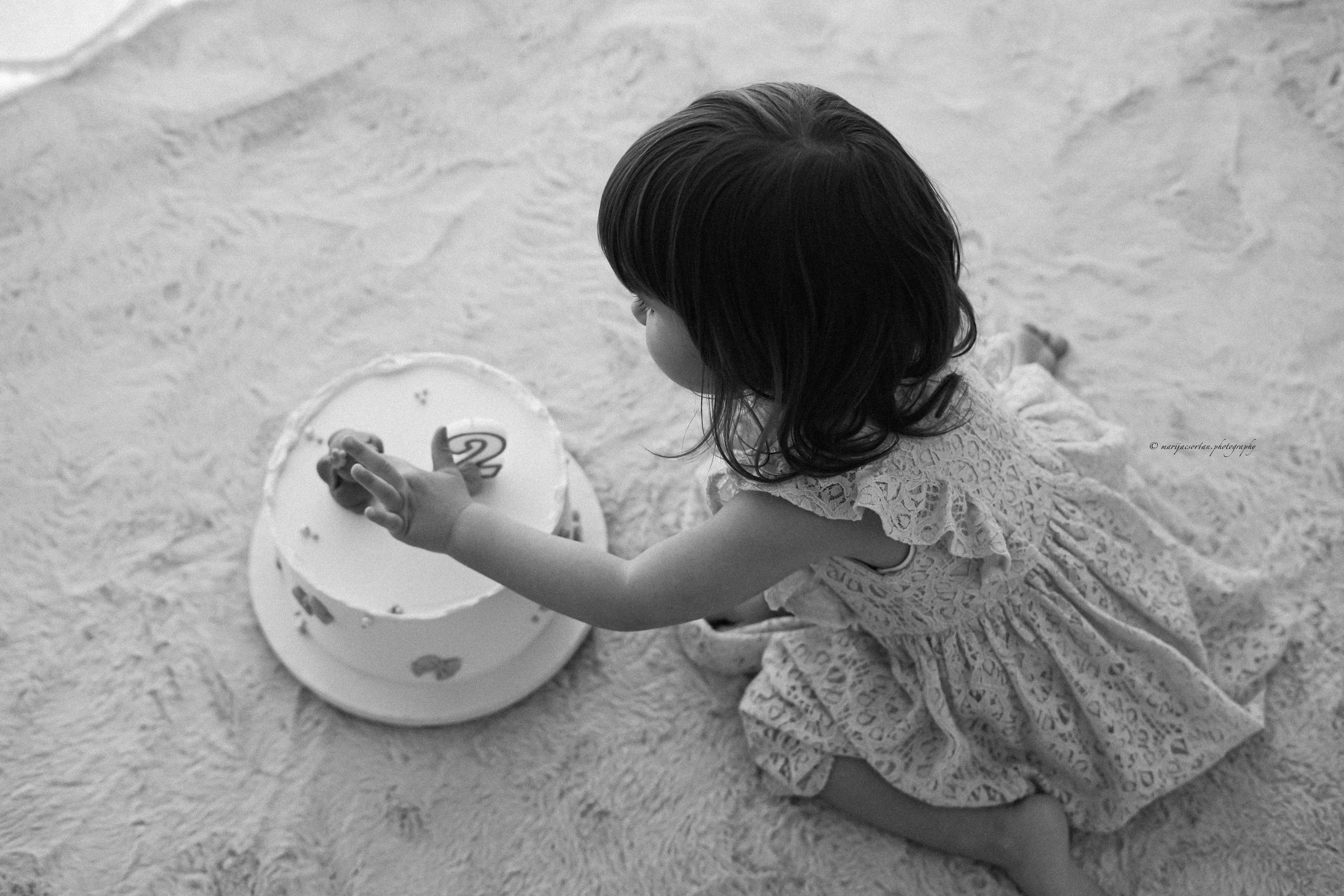 Unvergessliches Cake Smash Shooting zum 1. Geburtstag in Bad Krozingen, Freiburg und Umgebung. Natürliche Kinderfotografie mit Herz.
