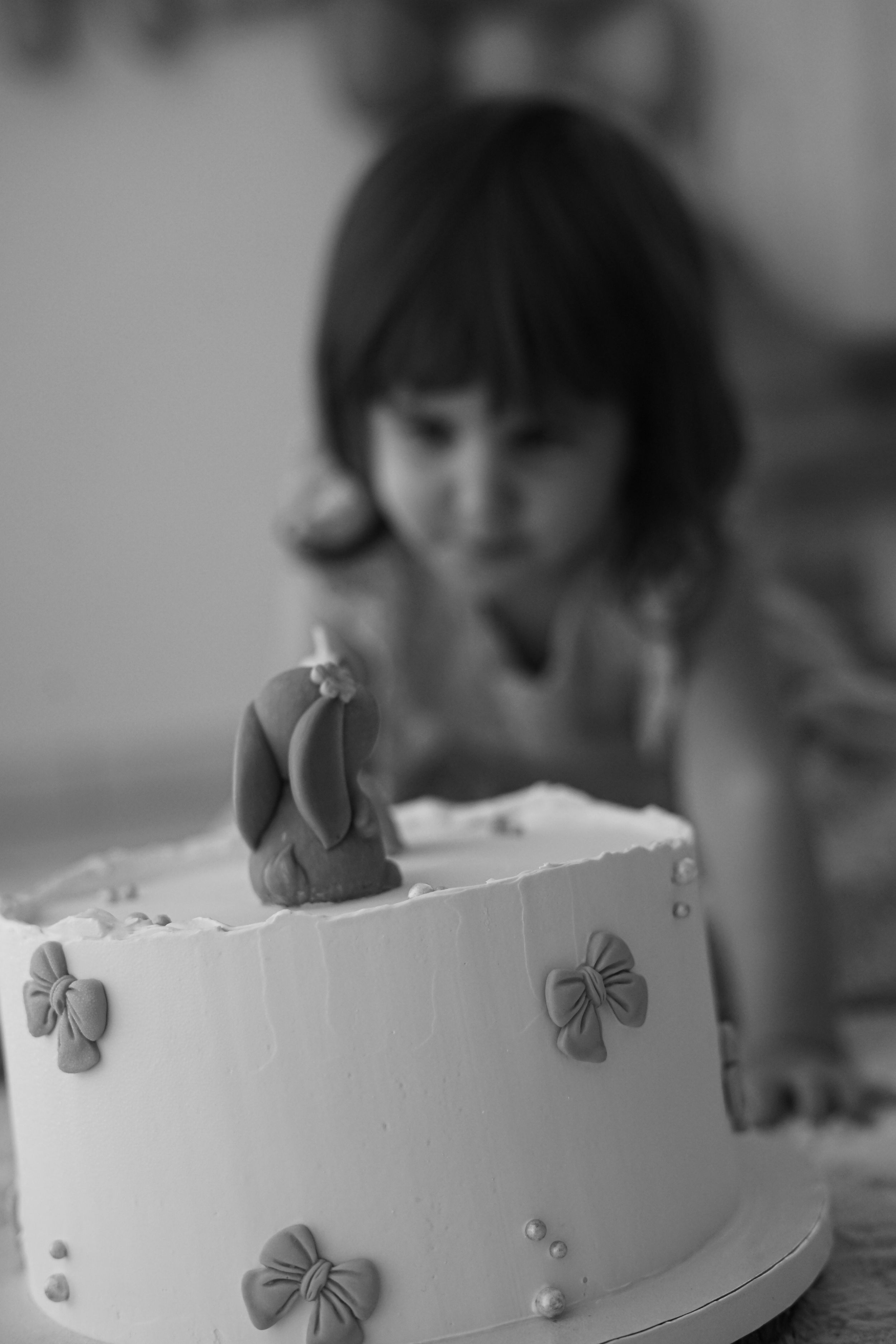 Liebevolles Cake Smash Shooting zum 1. Geburtstag in Bad Krozingen, Freiburg, Breisach und Umgebung. Fröhliche Erinnerungen voller Spaß und