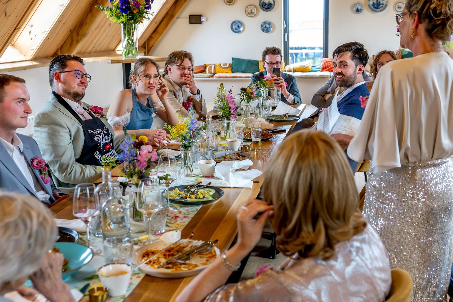 Ontroerend moment tijdens het diner: moeder van de bruidegom brengt een lied voor het bruidspaar