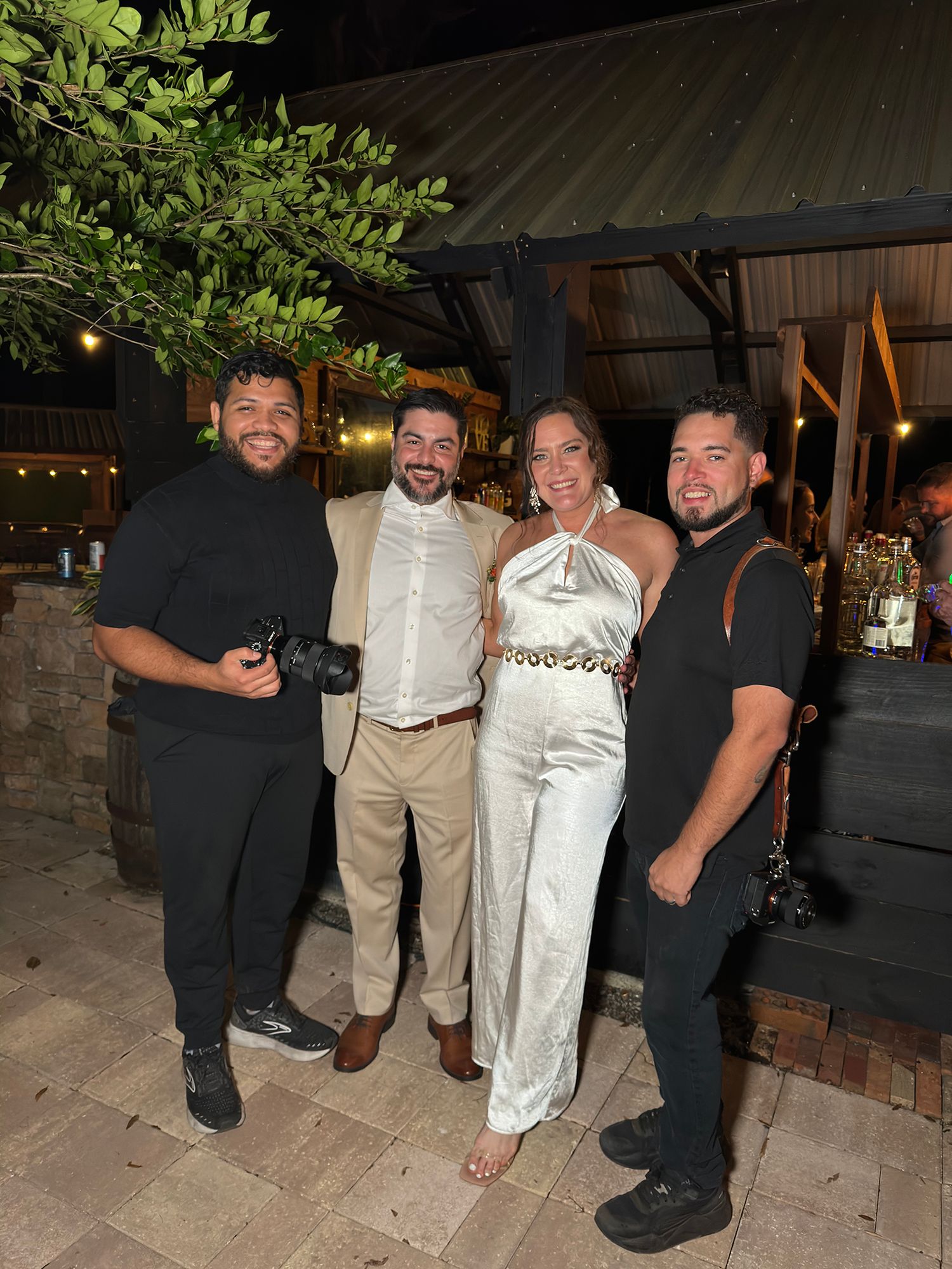 Ray Alvarez fotografo de bodas Orlando con Grace y Vade venue exterior boda Florida