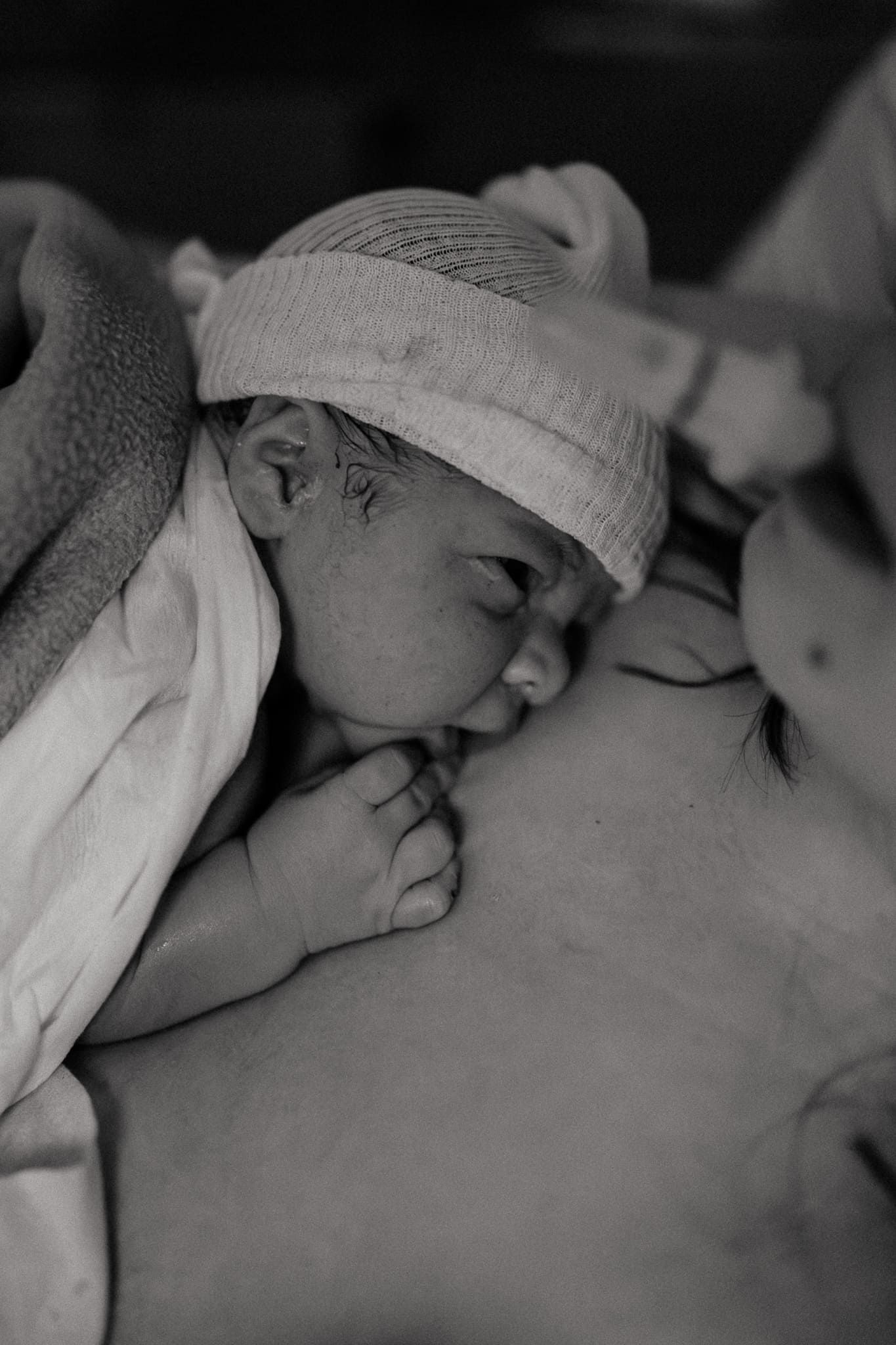 Premiers regards entre une mere et son nouveau-ne capture par Nathalie Klein, photographe d'accouchement a Lille