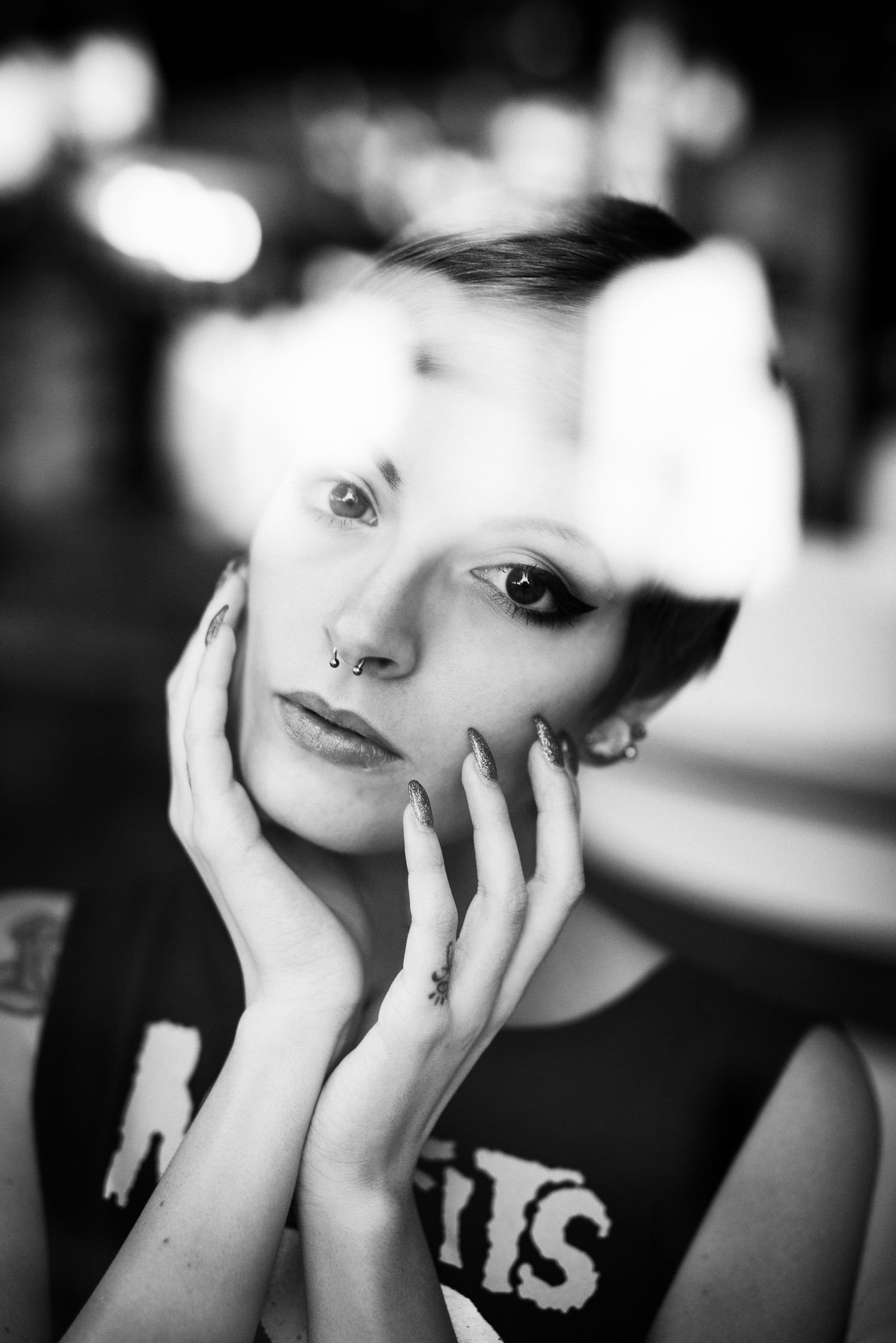 Ritratto in bianco e nero , parte del progetto fotografico "Through The Never", caratterizzato da un'estetica espressiva, e un forte impatto