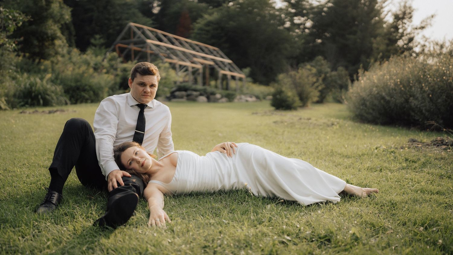 Photographe de fiançailles à Montréal, séance photo de couple élégante et naturelle dans une ambiance romantique et éditoriale.
