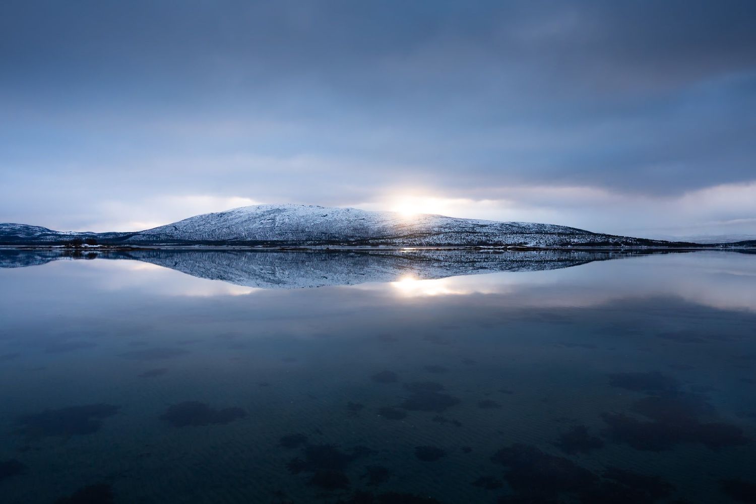 lever de soleil sur le fjord de senja