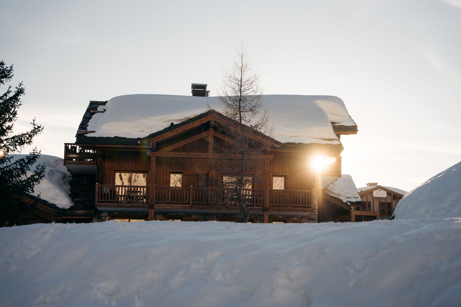 chalet du village de la rosière en hiver au coucher du soleil