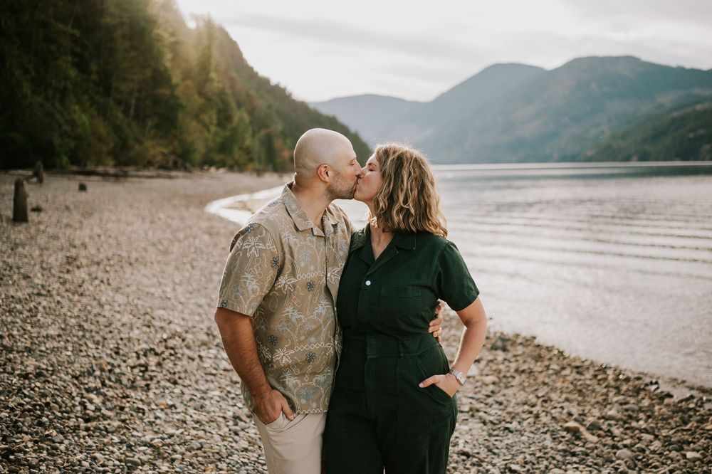 Comox Valley Photographer Portraits at Comox Lake in Cumberland, Vancouver Island. Casual and candid family photos parents kissing