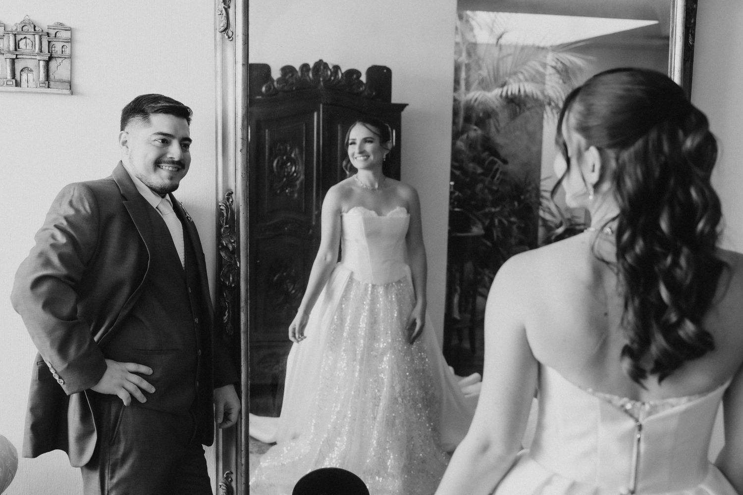 Preparación de novios y reflejo en espejo, fotografía documental de bodas / Groom and bride preparation with mirror reflection.