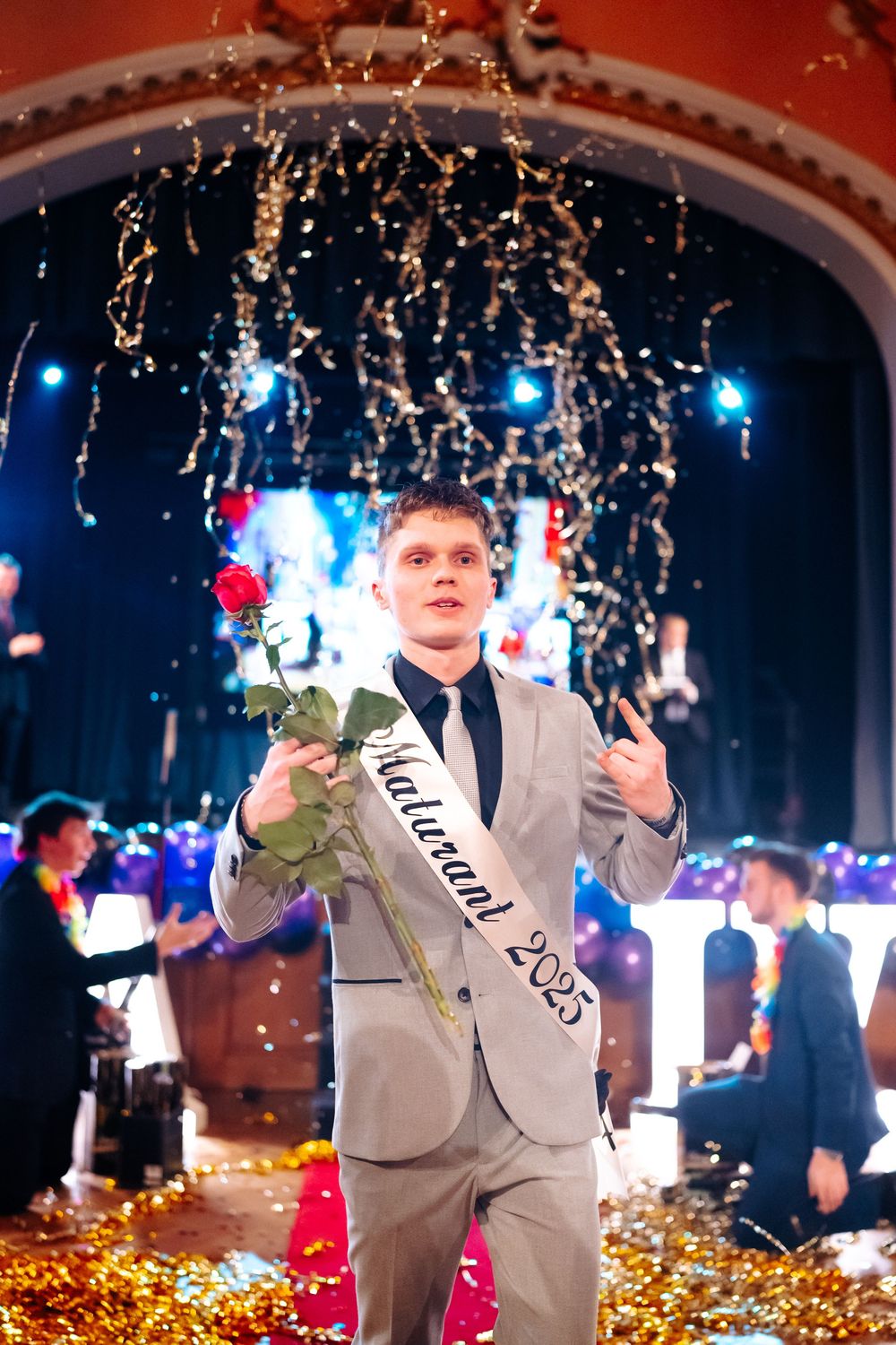 Maturant při šerpování na maturitním plese v Chomutově