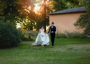 Brudpar i soldnedgången Ulfsunda Slott, vackert par, sommaräng. Bröllop på Ulfsunda slott. Bröllopsfotograf i Stockholm.