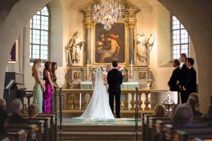 brudpar i Stockholm, ringar, Bromma kyrka, Ulfsunda slott bröllop, Bröllopsfotograf Ulfsunda slotted.
