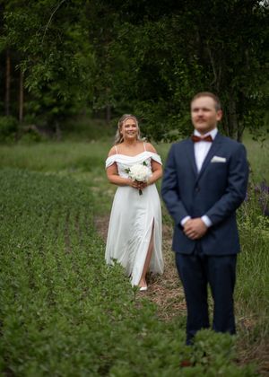 Bröllop Kolbäck, bröllop Säby loge, brud på äng, sommarbröllop, bröllopsfotograf i Stockholm, fotograf Uppsala, fotograf Säby.