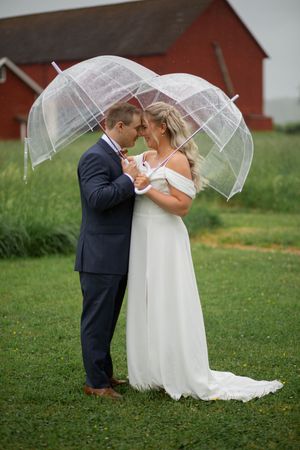Bröllop Kolbäck, bröllop Säby loge, brud på äng, sommarbröllop, bröllopsfotograf i Stockholm, fotograf Uppsala, fotograf Säby.