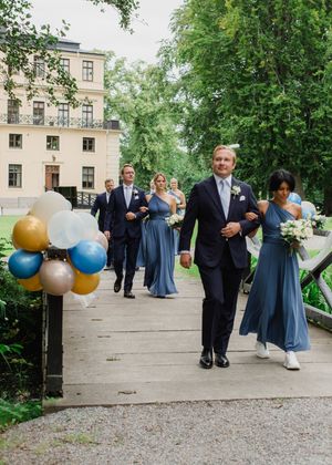 Bröllop Rånässlott, brudpar i konfetti, sommarbröllop, bröllopsfotograf i Stockholm, fotograf Uppsala, fotograf Rånäs. Ballonger.