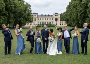 Bröllop Rånässlott, brudfölje som har roligt i konfetti, sommarbröllop, bröllopsfotograf i Stockholm, fotograf Uppsala, fotograf Rånäs.