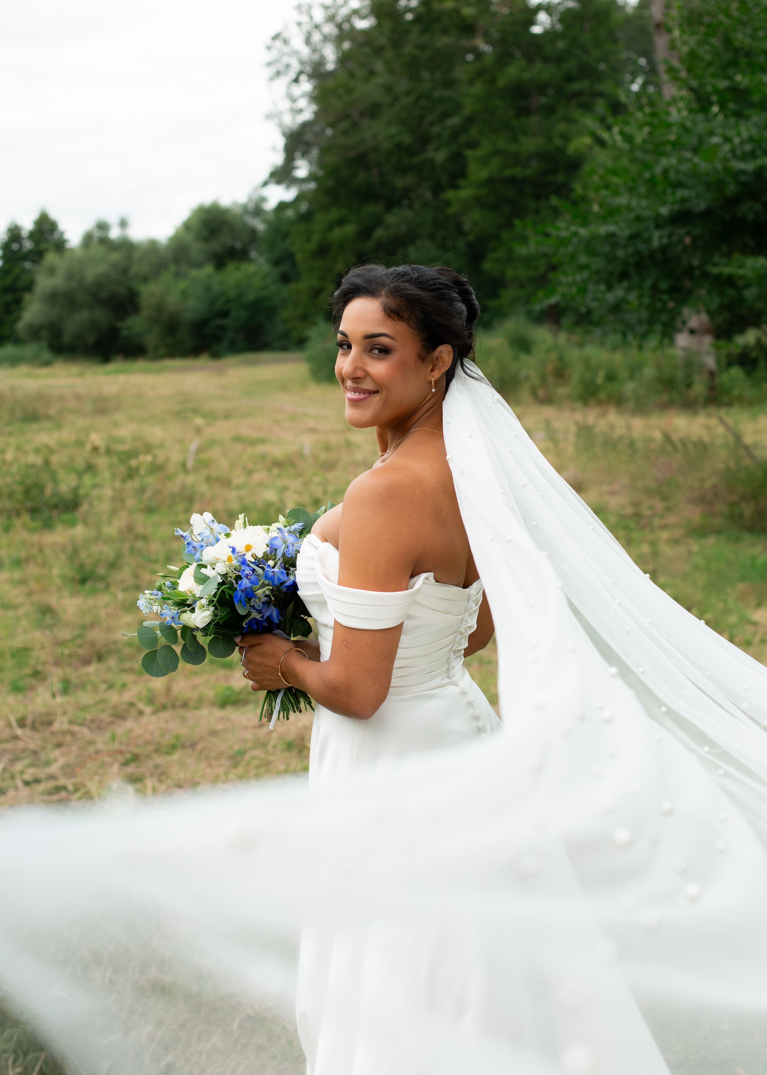 Bröllop Rånässlott, brud på äng, sommarbröllop, bröllopsfotograf i Stockholm, fotograf Uppsala, fotograf Rånäs.