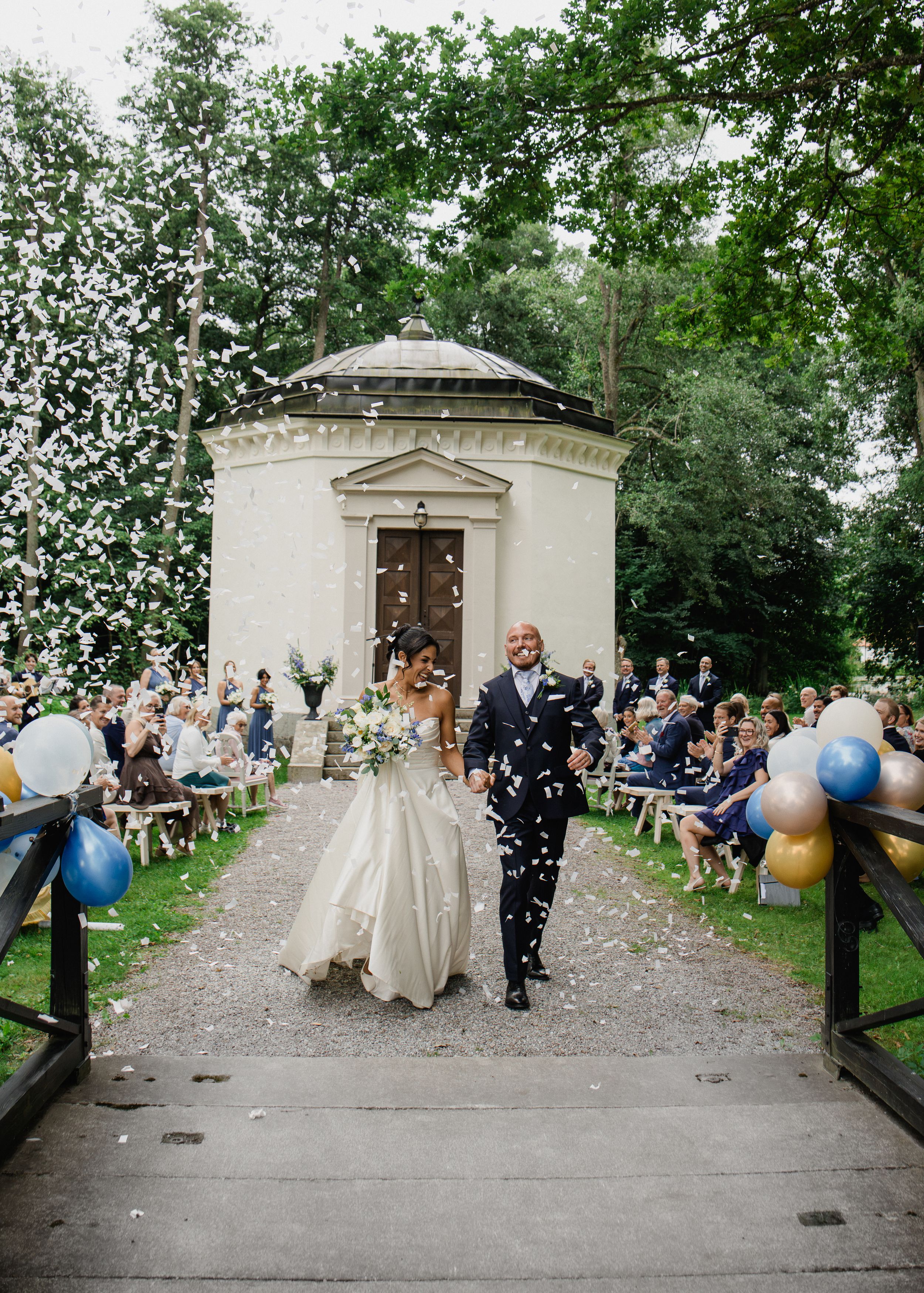 Bröllop Rånässlott, brudpar i konfetti, sommarbröllop, bröllopsfotograf i Stockholm, fotograf Uppsala, fotograf Rånäs.