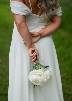 Bröllop Kolbäck, bröllop Säby loge, brud på äng, sommarbröllop, bröllopsfotograf i Stockholm, fotograf Uppsala, fotograf Säby.