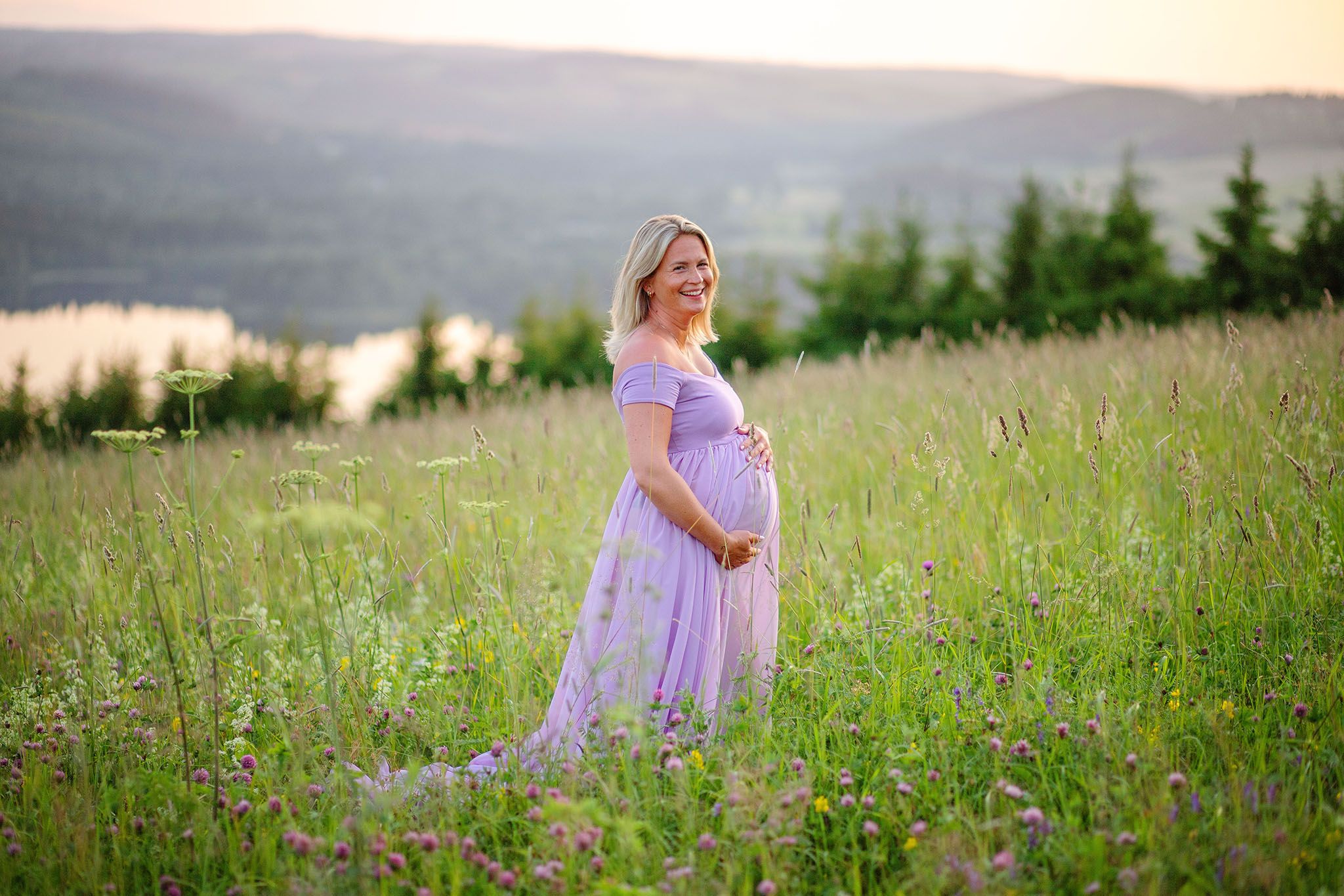 Naturlig utomhusfotografering för mammor. Gravidfotograf Västernorrland. Gravidfotograf Härnösand. Gravidfotograf Jämtland. Gravidfotogra