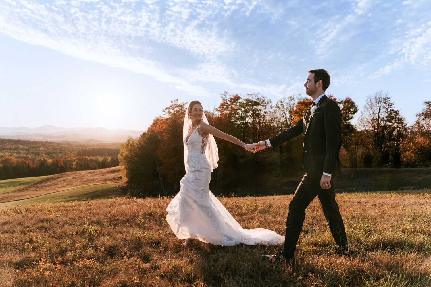 Deux personnes en tenue de mariage formelle marchant ensemble sur un parcours de golf verdoyant par une journée nuageuse.