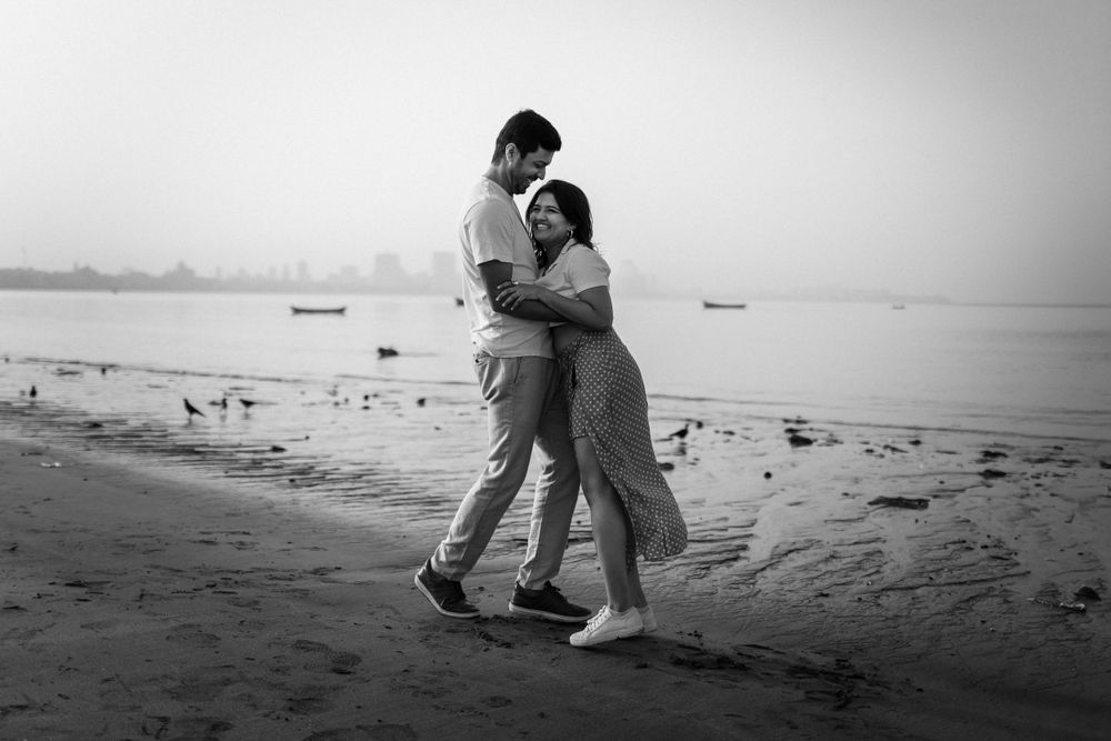 A black and white couple portrait at the mumbai Beach