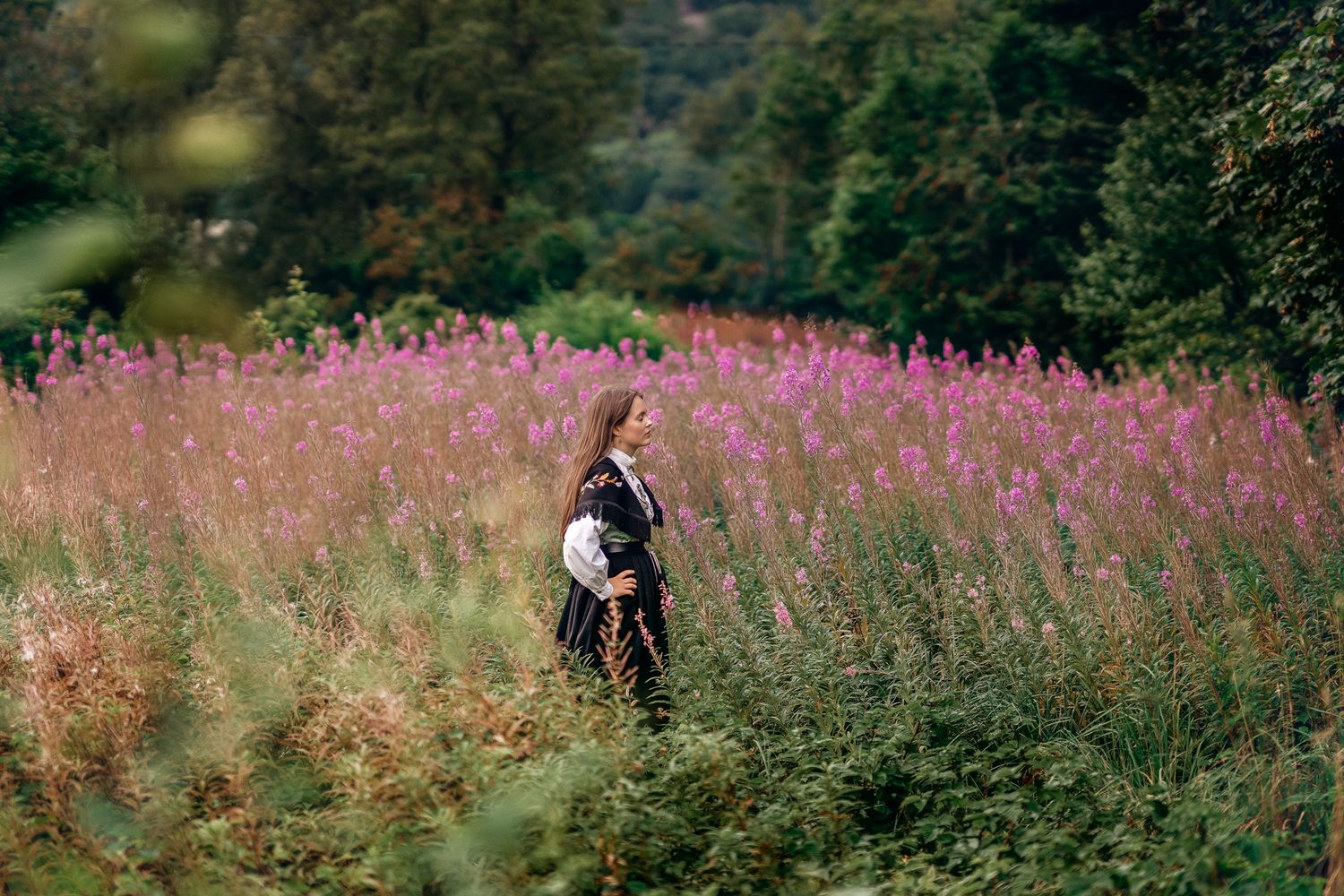 I en vakker blomstereng, foreviget jeg denne nydelige konfirmanten.