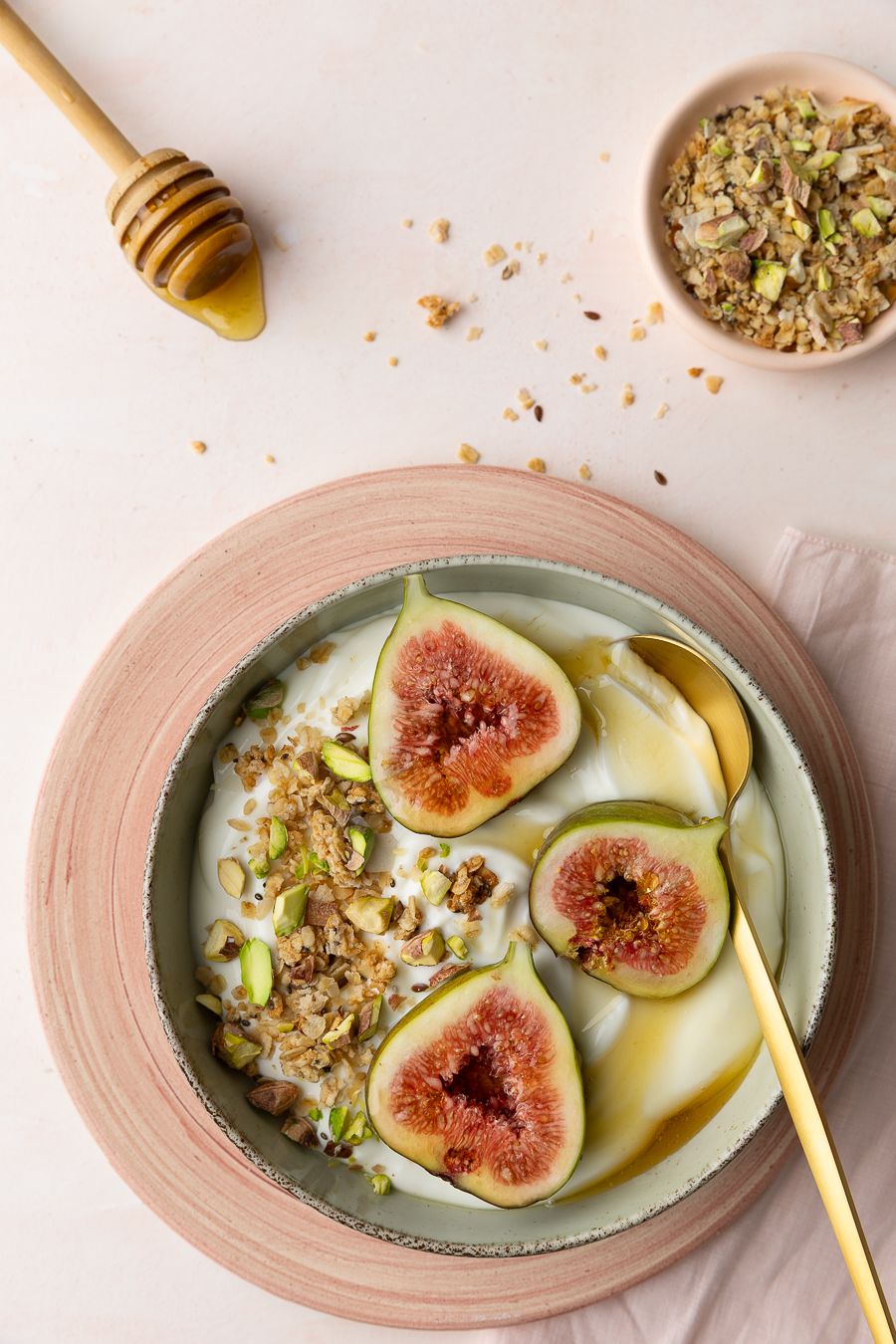 Bowl de yogur con granola, higos y miel - Laura Ordoñez Fotografía