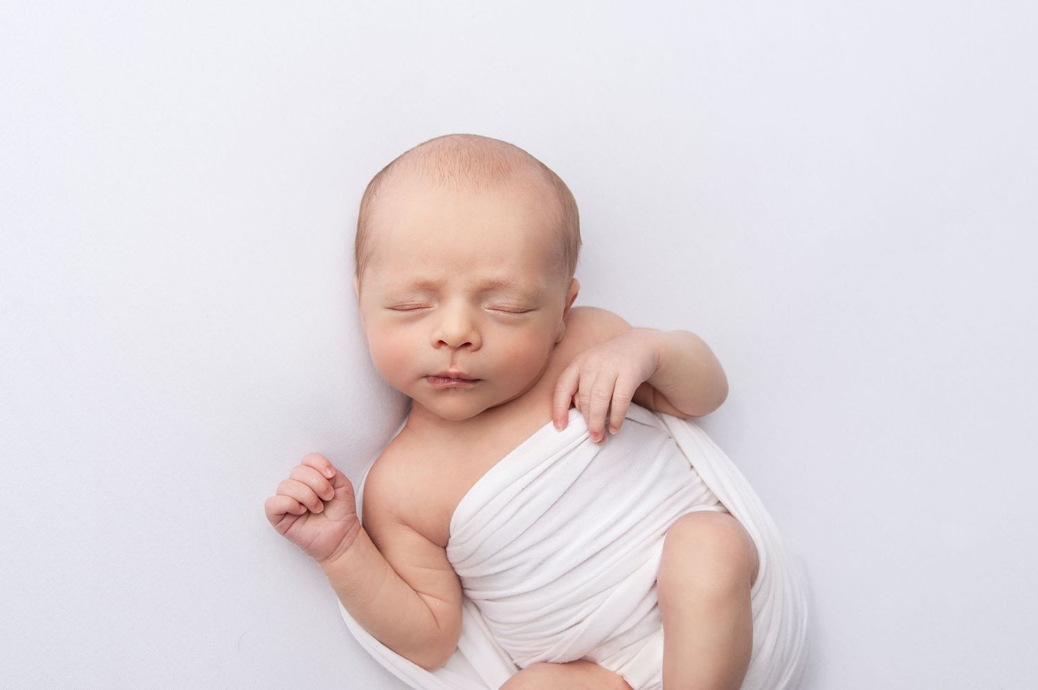 Newborn posing by kara jade photography