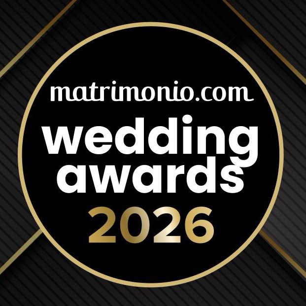 Black and gold Matrimonio.com Wedding Awards 2025 logo announcing 'Premio Vinto!' (Prize Won) against dark background.