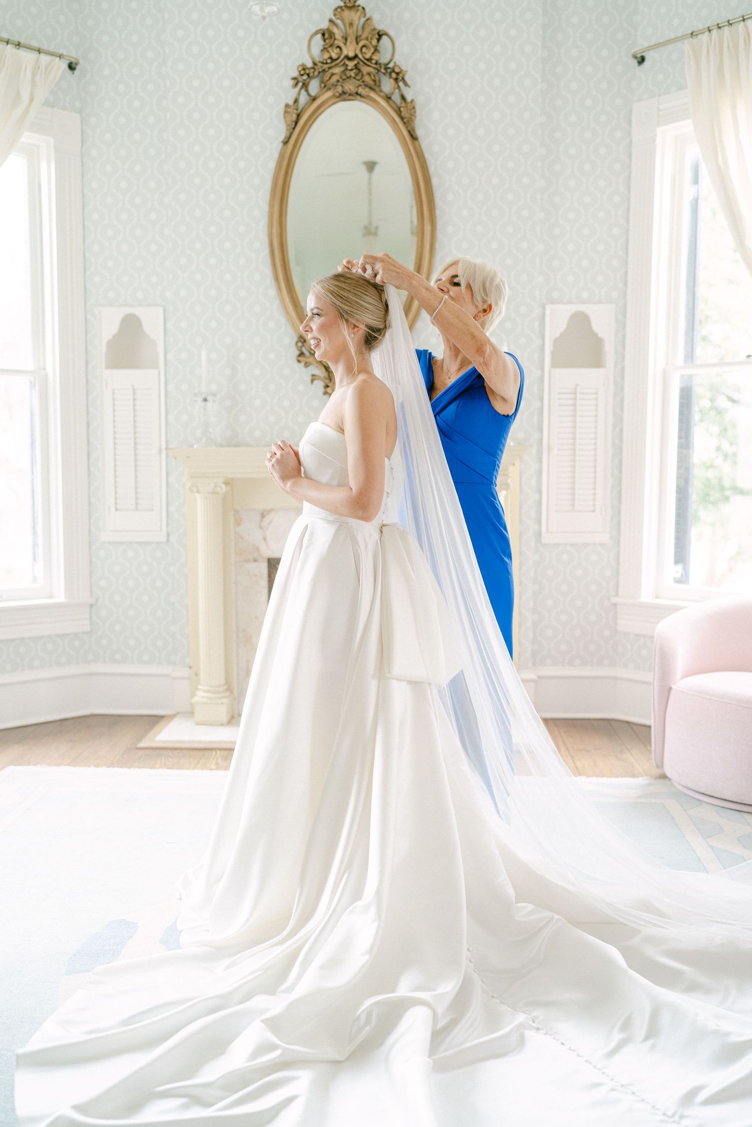 Woodbine Mansion Round Rock Austin Texas Winter Wedding Fine Art Editorial Photography  Family Portraits godmother bride