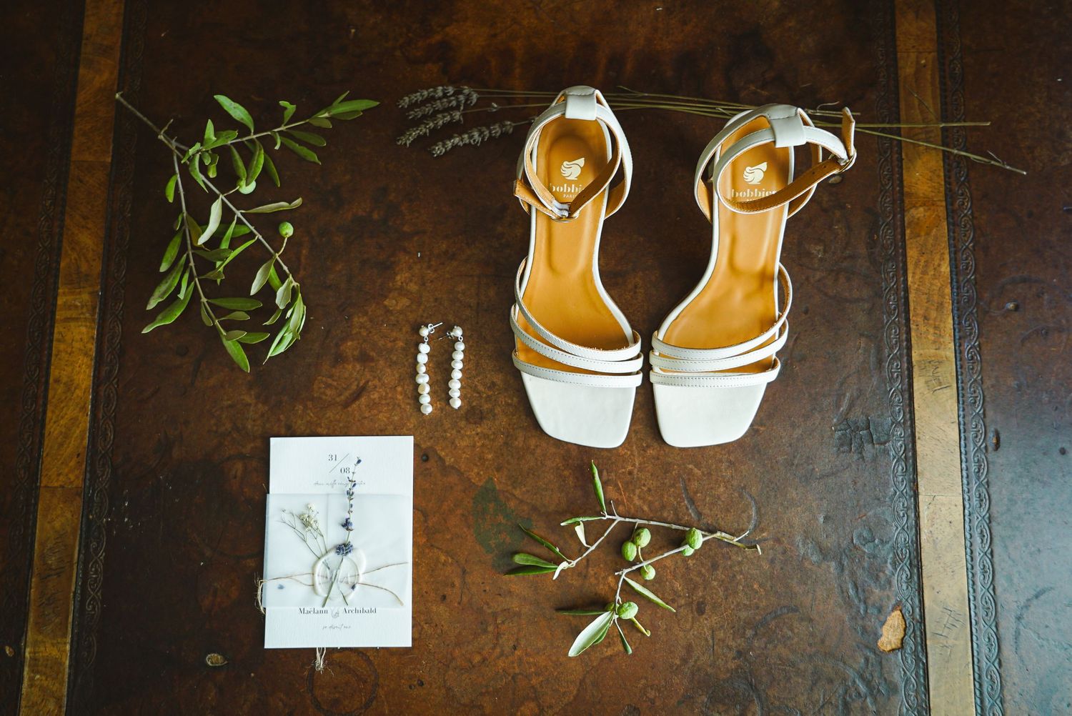 Photo du mariage de Maëlanne et Archibald, top shot des accessoires de la mariée. Mariage à Saint Remy-de-Provence. Photographe Chloé Cabane