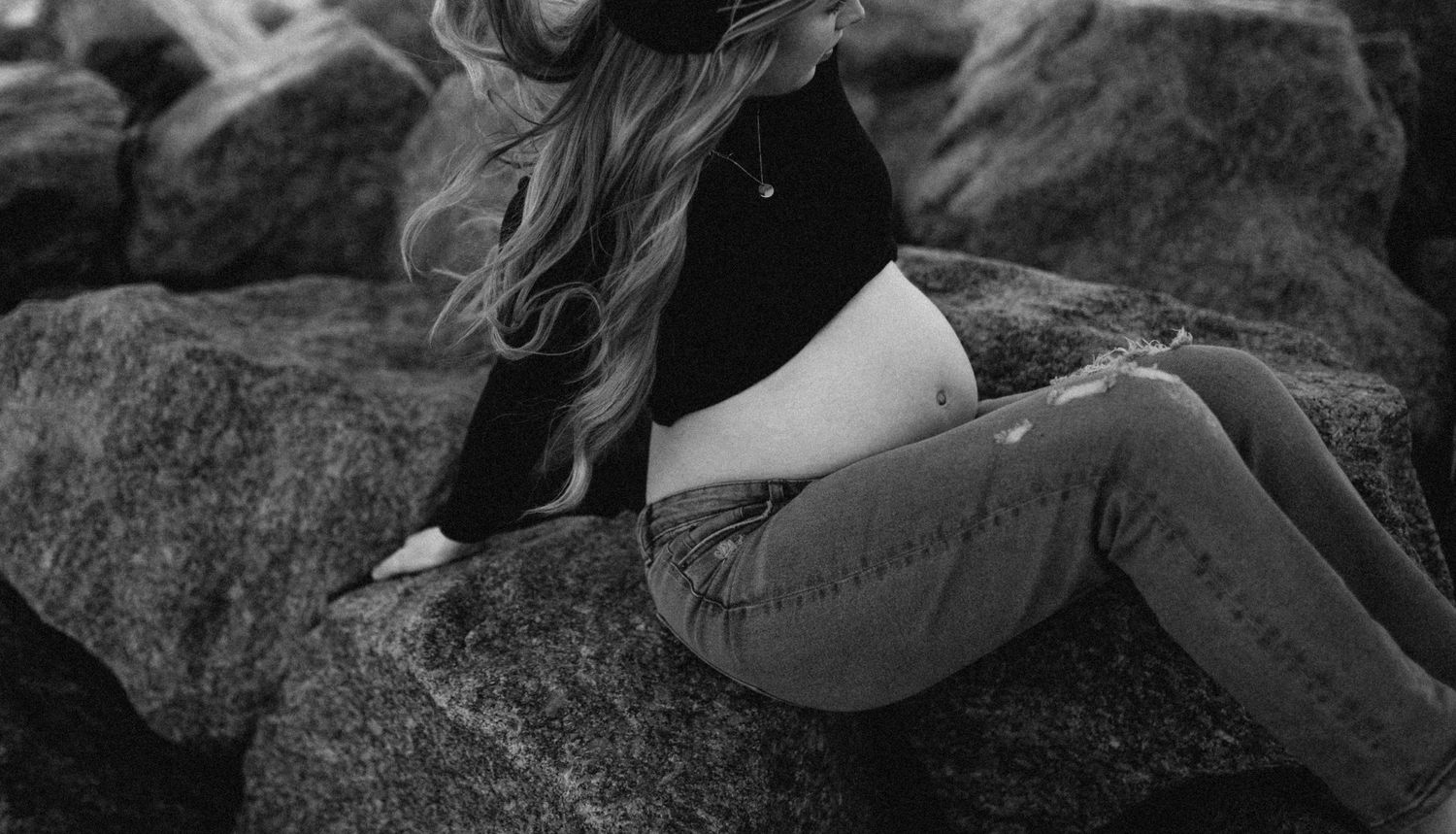 Black and white maternity photo of a soon-to-be mother by B. Logsdon Photography on HHI, South Carolina.