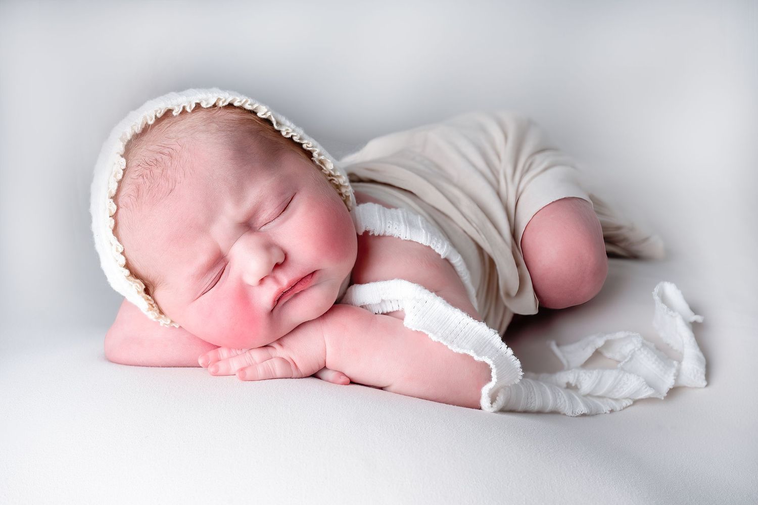 Baby girl white lace - Clarksville TN newborn baby portrait