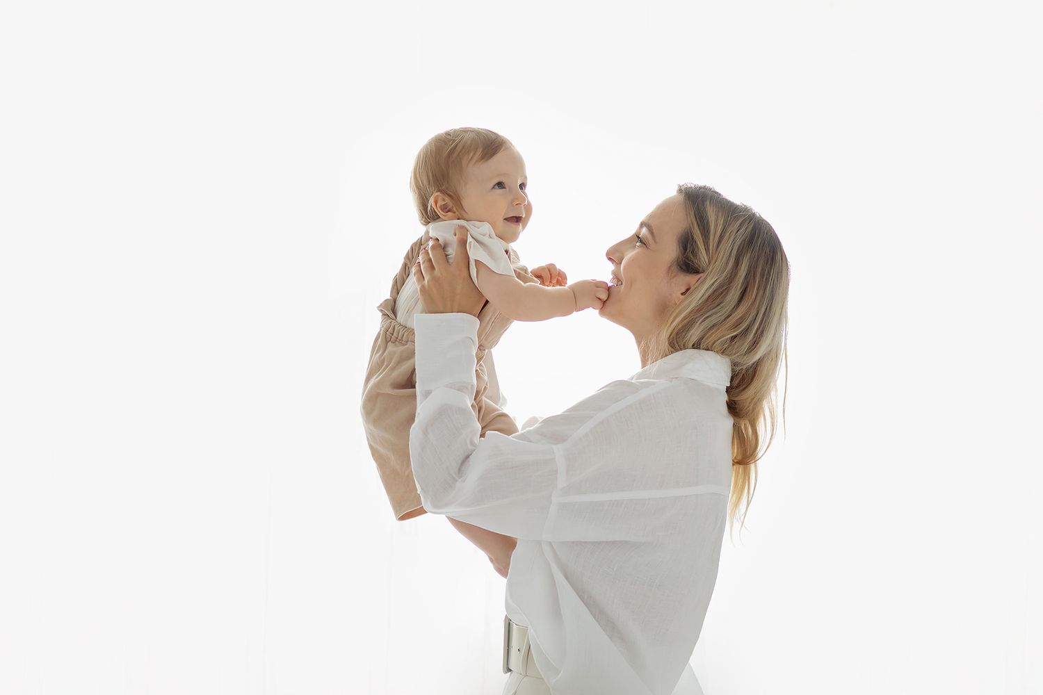 Sedinta foto familie in studioul din Timisoara fotograf Madalina Craciun