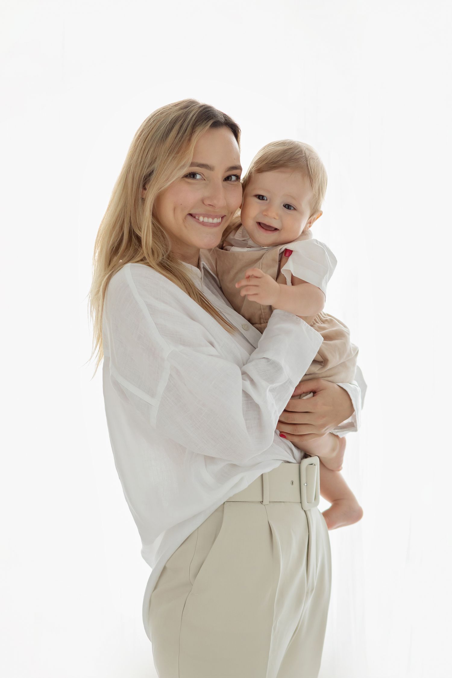 Sedinta foto familie in studioul din Timisoara fotograf Madalina Craciun