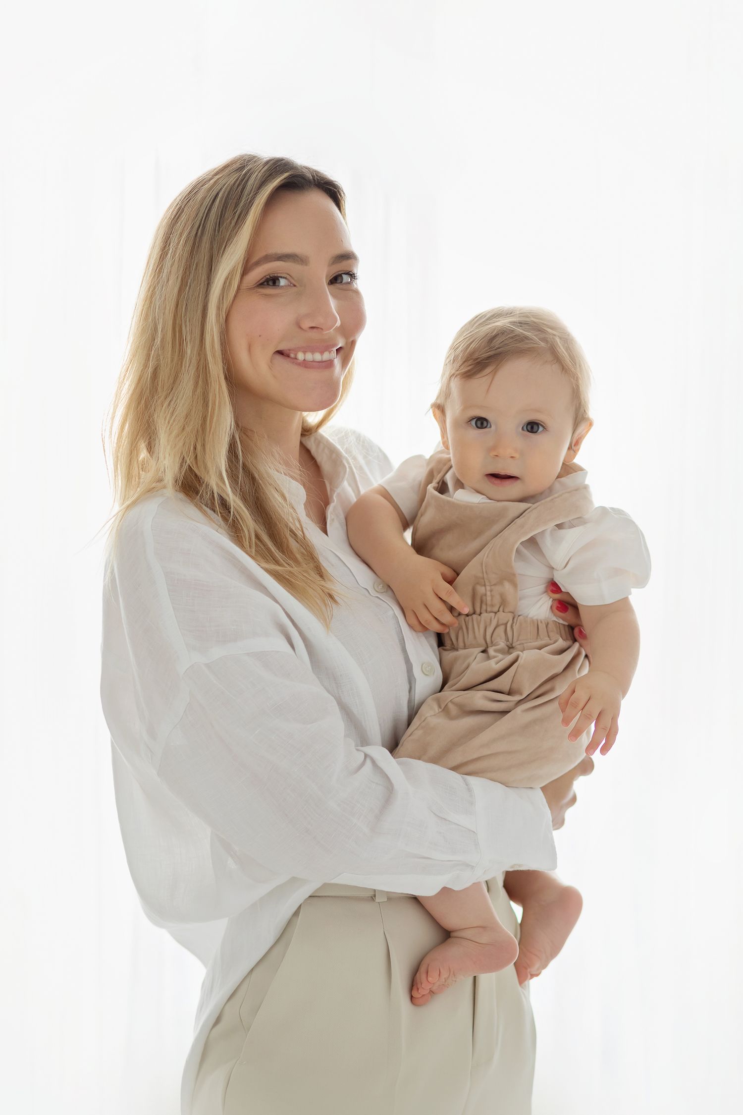 Sedinta foto familie in studioul din Timisoara fotograf Madalina Craciun