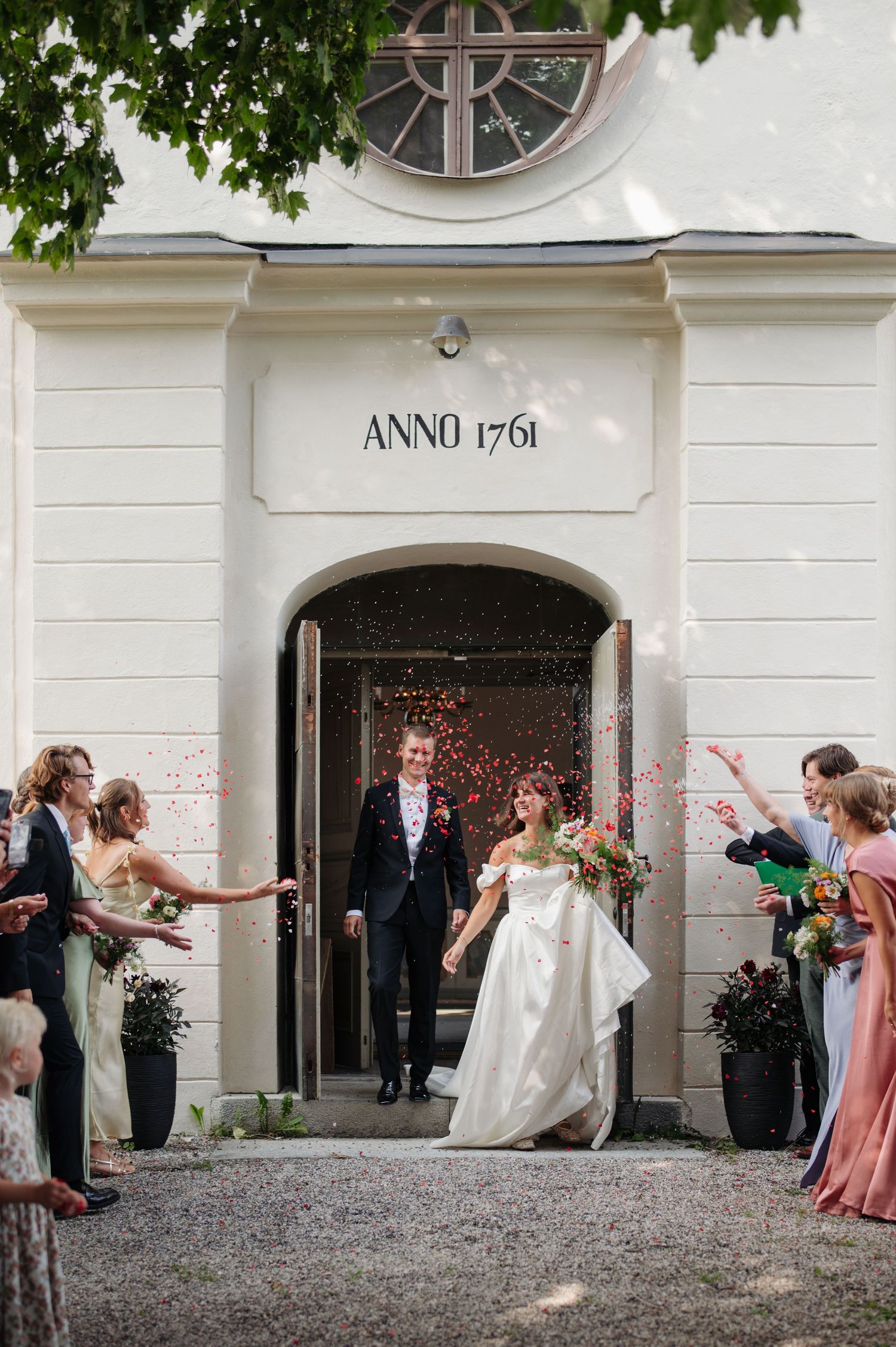 Nygift par kommer ut ur Indal kyrka, västernorrland.
