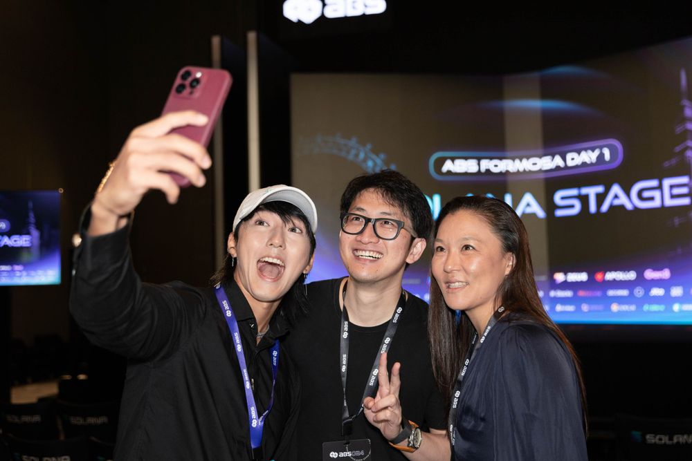 Three attendees take a selfie at AGS Formosa Day 1 Nova Stage blockchain conference event.