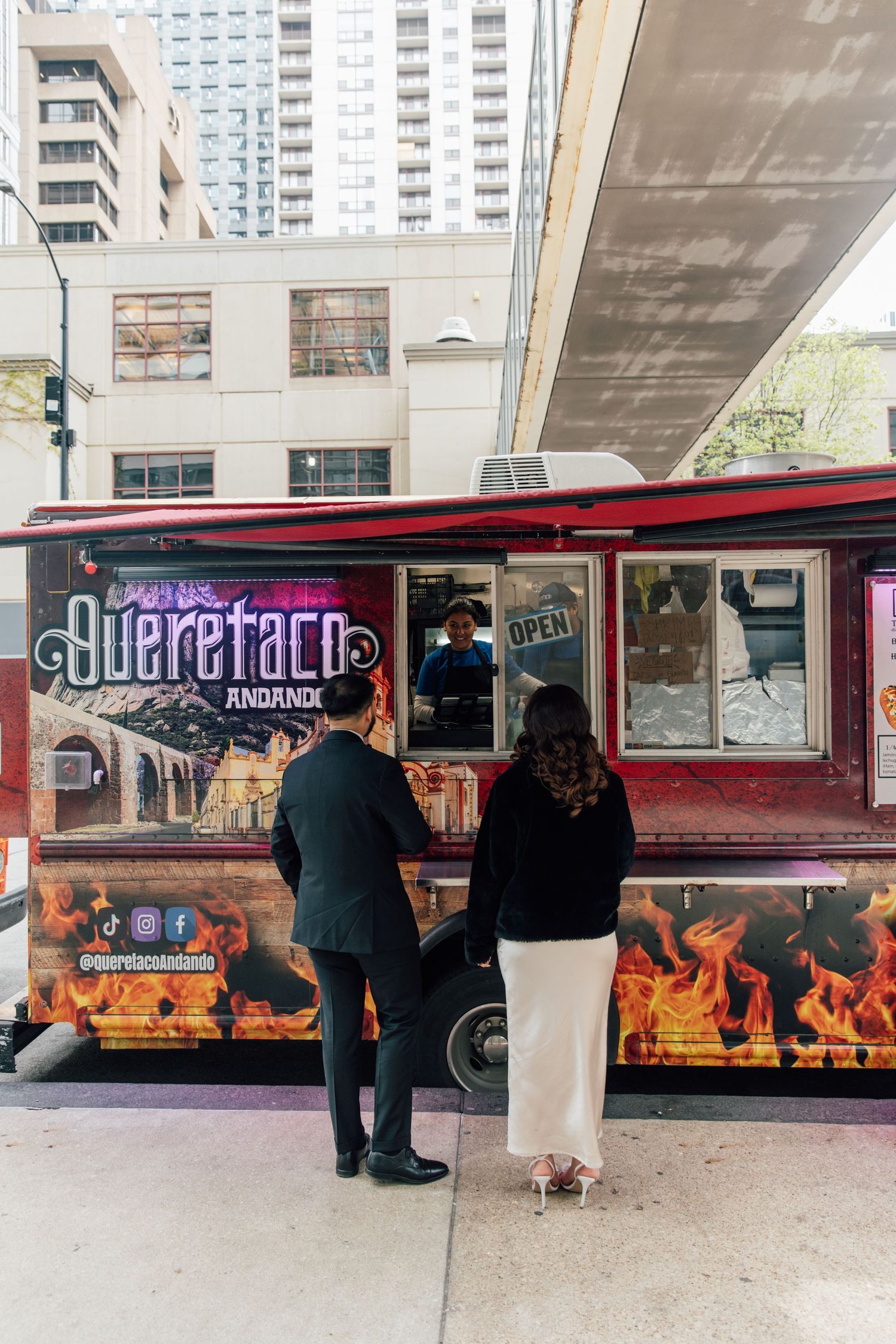 Wedding elopement with food truck downtown chicago