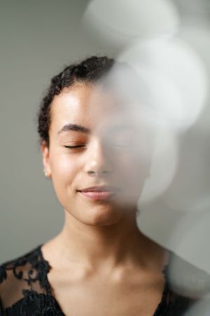 Portret vrouw, creatief portret, vrij werk. Kunst.