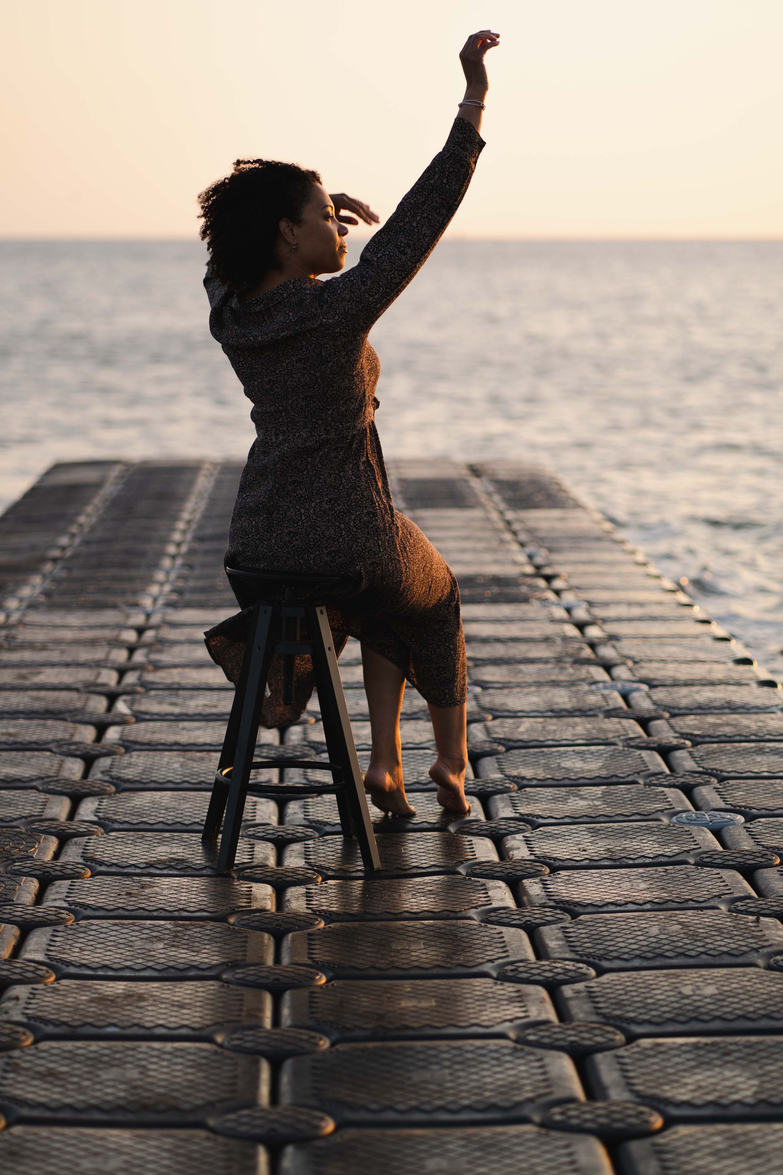 Portret vrouw, creatief portret. Vrouw in Beeld.. Gouden uur. Golden hour. Op locatie. Strand. Zee.