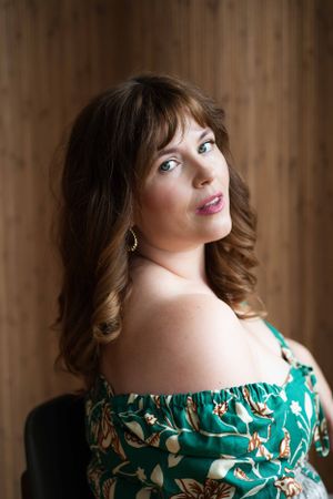 Portret vrouw, creatief portret, intiem portret,  reflectie, branding fotografie, zakelijke fotografie.