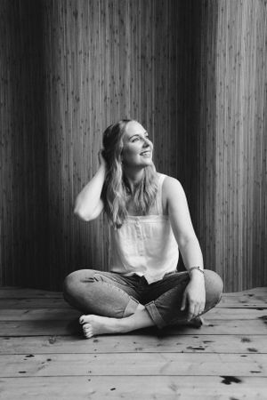 Portret vrouw, creatief portret, intiem portret,  reflectie, branding fotografie, zakelijke fotografie.