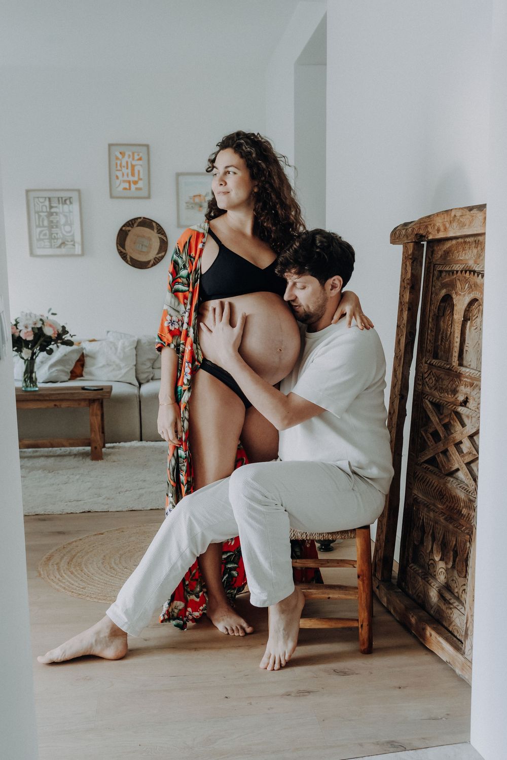 Gravidez em casa na Grande Lisboa. Sessão lifestyle íntima e natural que capta amor, ligação e beleza autêntica dos futuros pais.