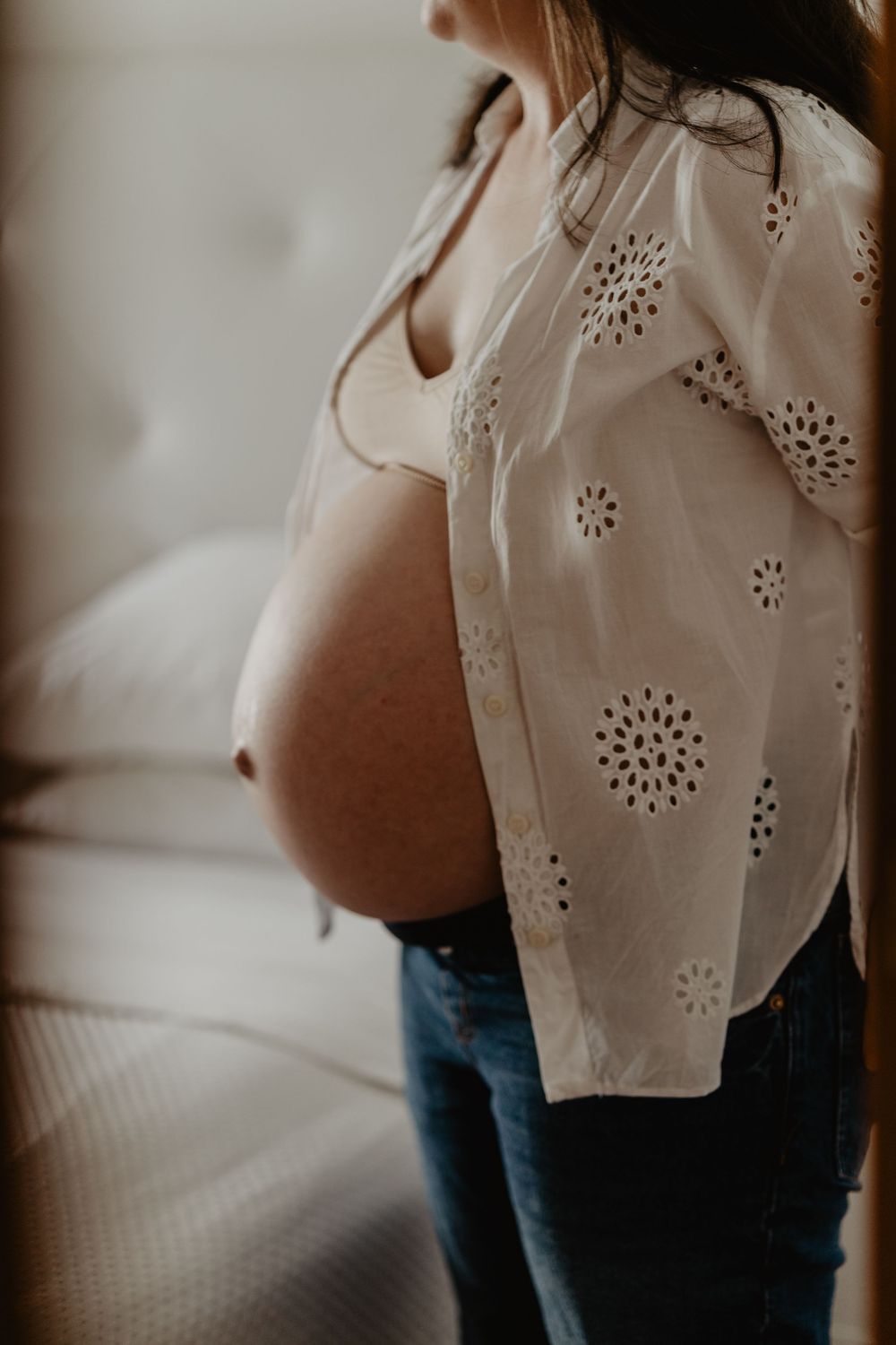 Gravidez com estilo e simplicidade: barriga de grávida em destaque com luz suave e natural