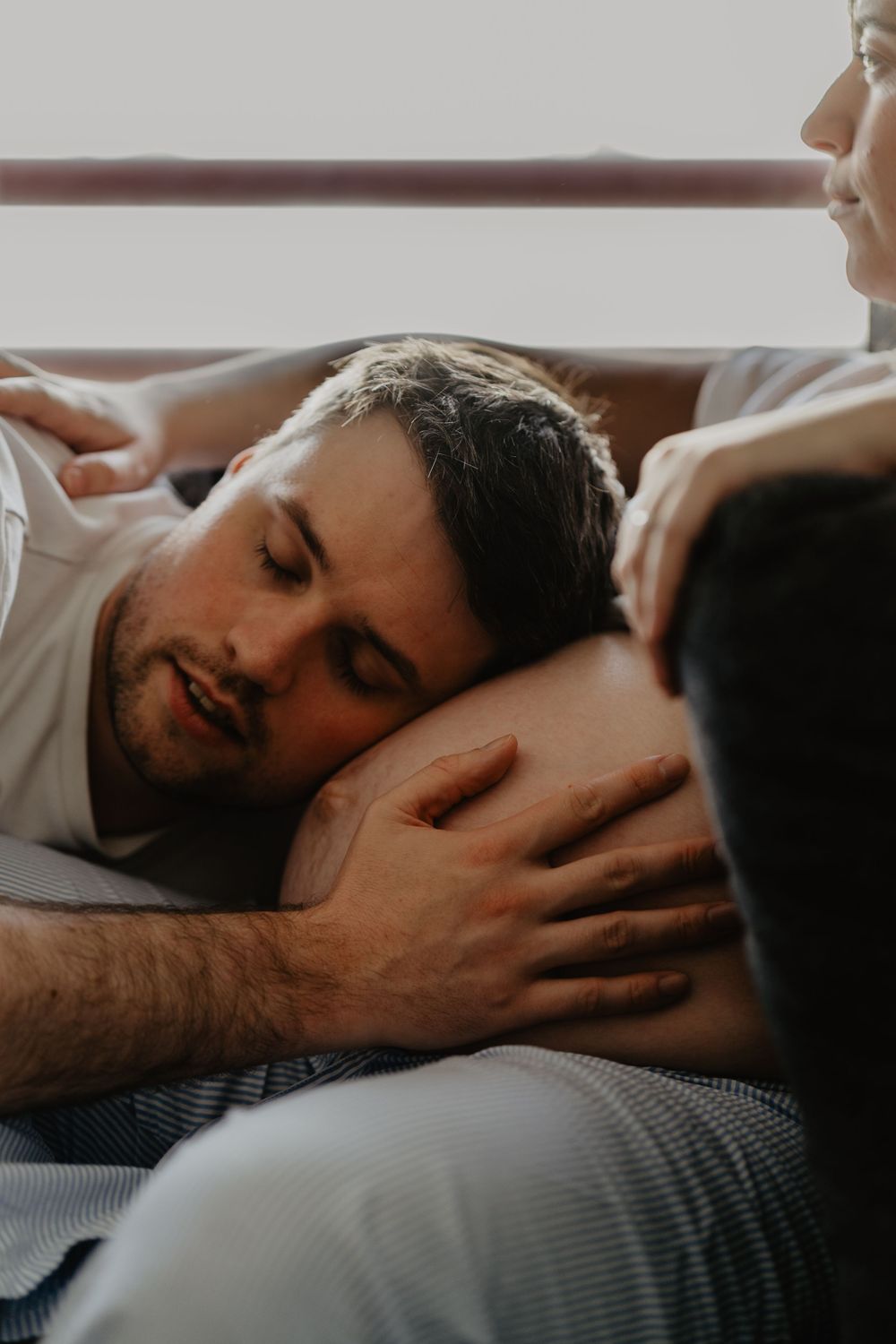 Futuro papá escuta o coração do bebé com emoção e amor