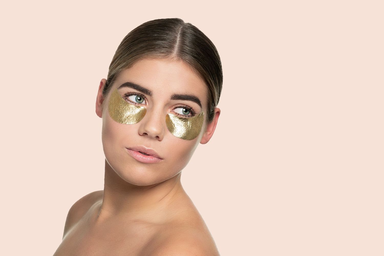 model met beauty product op gezicht gefotografeerd in studio