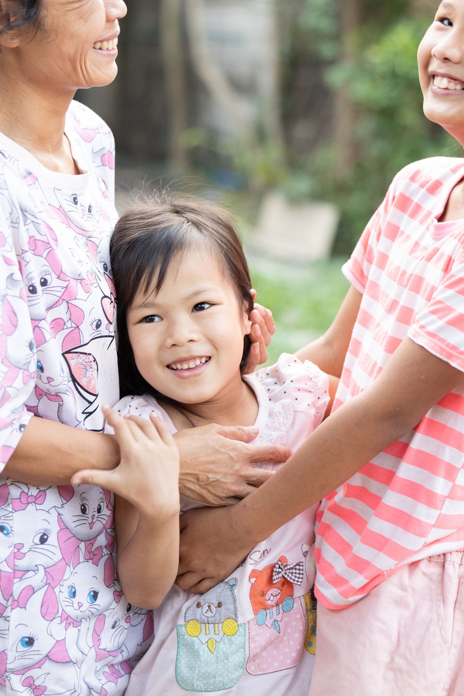 nonprofit photographer Everett Digital taking family photos in Thailand