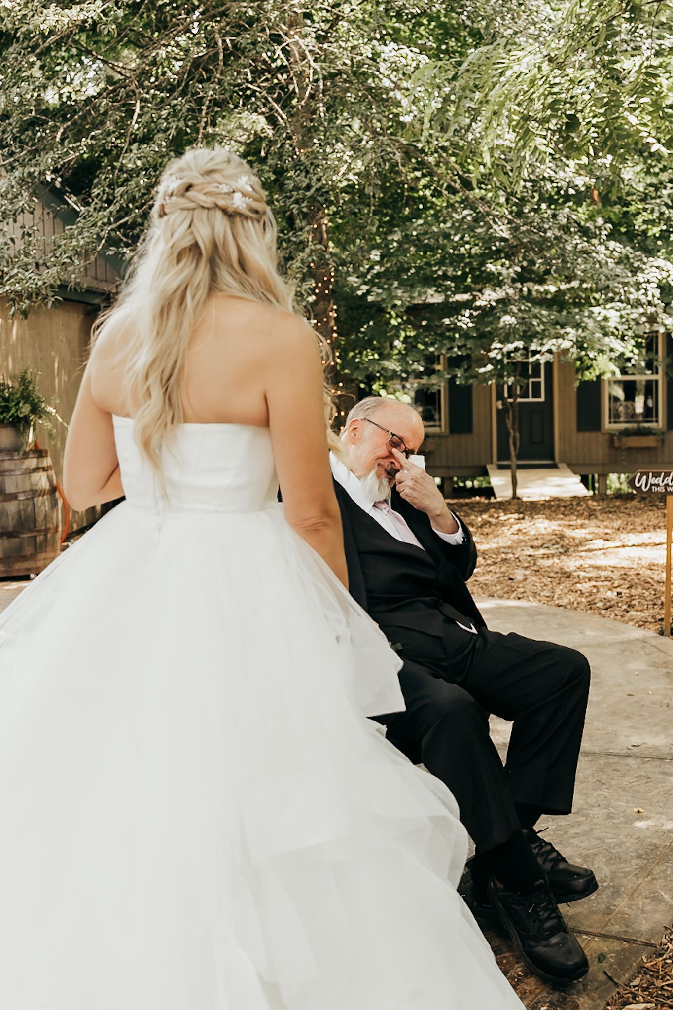 bride first look with her father