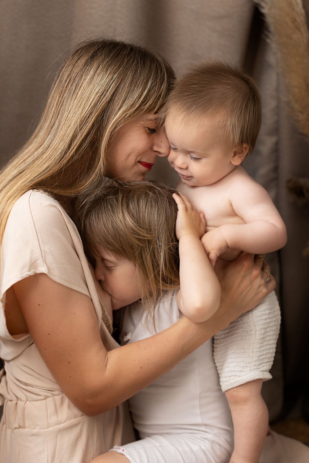séance photo allaitement naturelle photographe bienveillante grossesse famille enfants bébé nature maman et moi angers le mans durtal