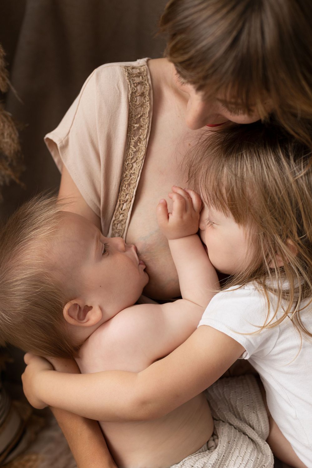 photo d'allaitement photographie photographe bohême séance photo naturelle allaitement angers le mans bébé maman grossesse famille